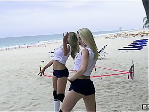 3 teenager bombshells catch a phat dong on the beach